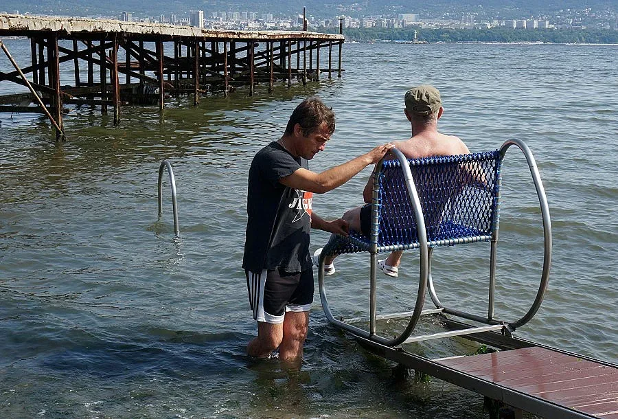 Осветиха уникалната пътека "Водно конче" на плажа