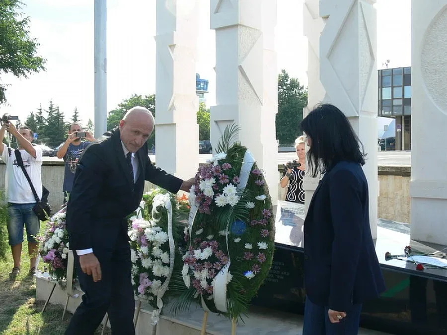 Шест бели гълъба за жертвите от Сарафово