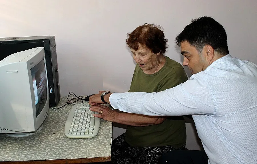 Кмет сърфира с баби в интернет