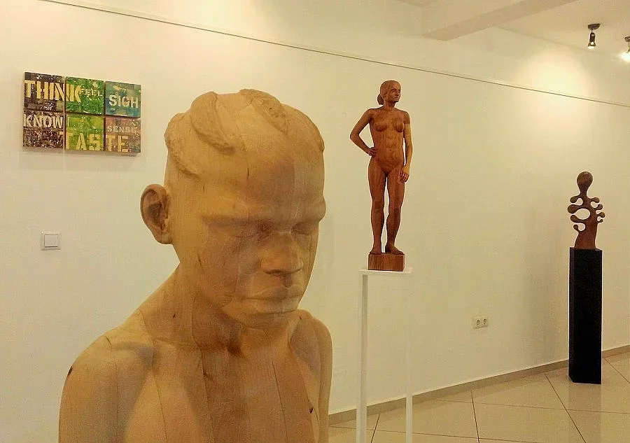 Колажи и екзотика в "Червената точка"