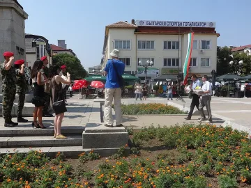 Нова паметна плоча и много цветя за Илинден