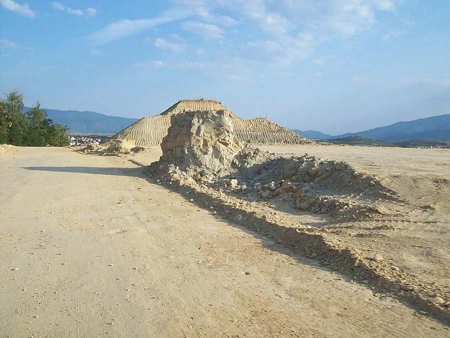 Крадат желязо от взривения мост до магистрала „Струма”