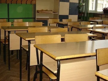 Ученици играят кючек върху чиновете. Скандално видео