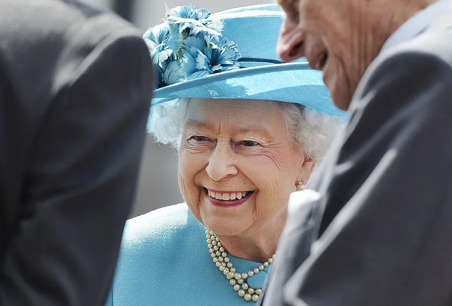 Разследват нацистки поздрав на кралицата