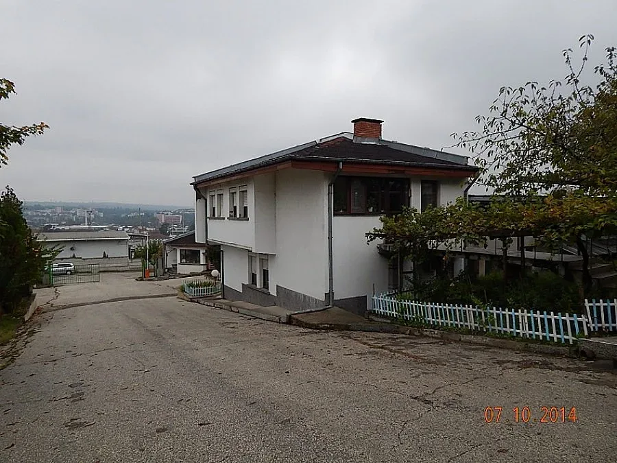 Самолет, фабрики и хотели на тезгяха