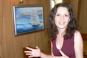 Художничка дебютира с плаваща изложба на борда на "Роял Хелена"