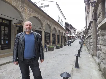 Овчаров води  жена си в Камбоджа