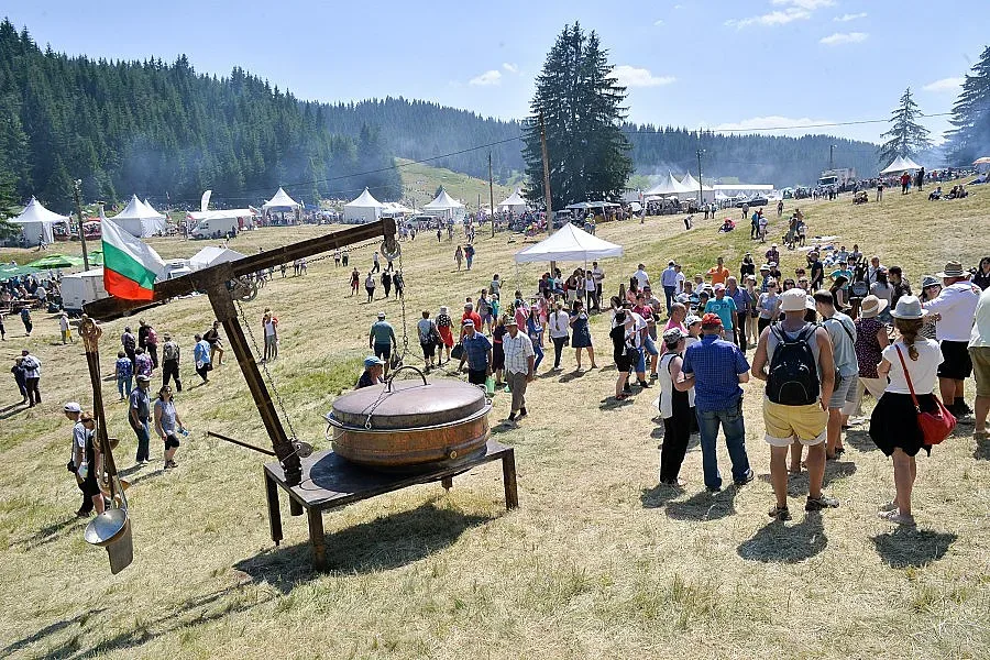 Емигранти и студенти се върнаха за Роженския събор (ВИДЕО)