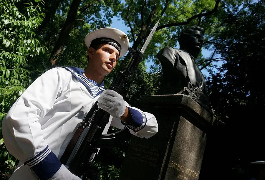 Хиляди цветя за Апостола и майка му