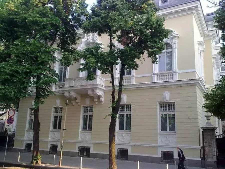 Отбелязват "Фалун Дафа" пред китайското посолство в София