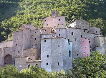 Продават древно село в Италия за 21,5 млн. евро