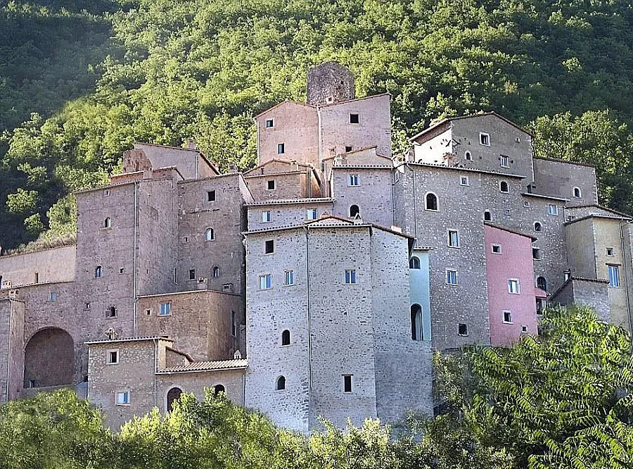 Продават древно село в Италия за 21,5 млн. евро