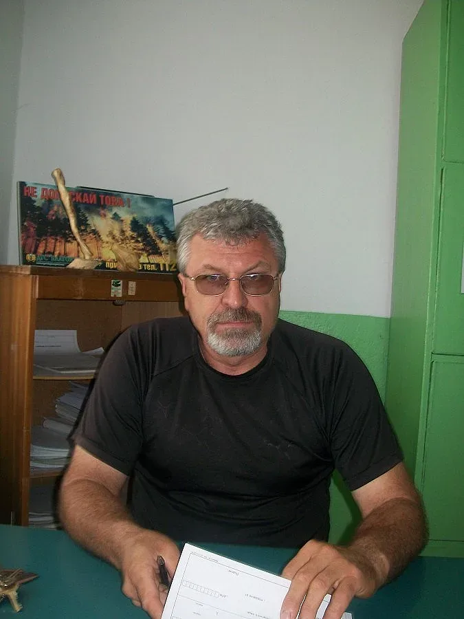 Кмет реди изложба от корени и клони