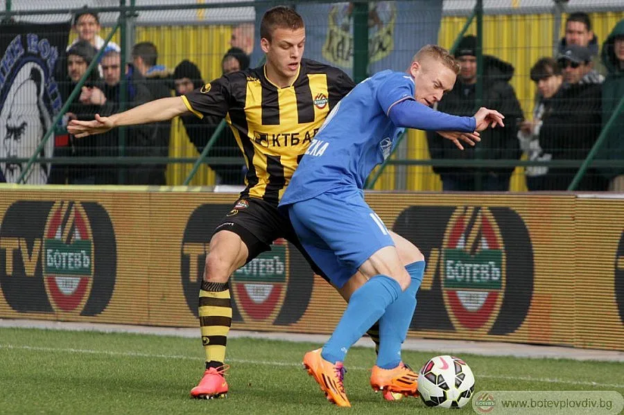 Надъхват "канарите" с пачки за "Левски"