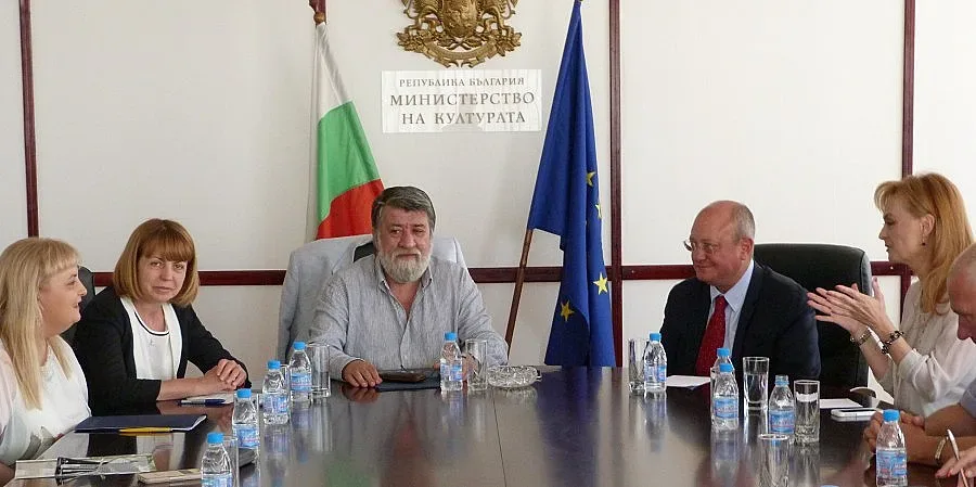 Министър става гид на деца