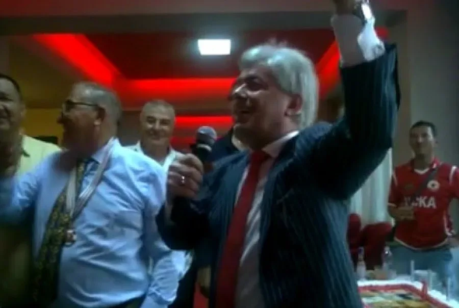 ВИДЕО: Вальо Михов пее за Пената