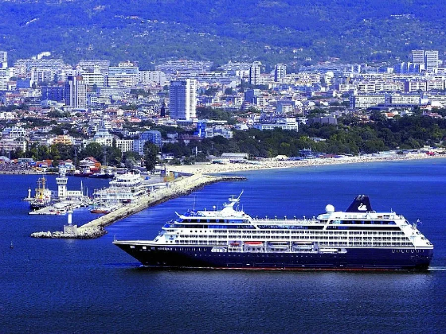 Цветен облак над Дупката и контрабас на пазара във Варна