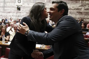 Ципрас не дава оставка, хвърлят я хора от кабинета (ОБЗОР)