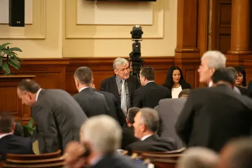 Депутатите гласуват тайно за Мая или Пенчев