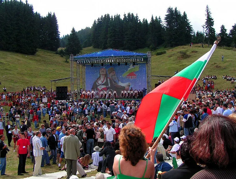 Чакат 350 000 под звездите на Рожен