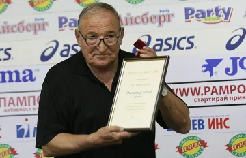 Пената черпи с кебапчета и бяло вино