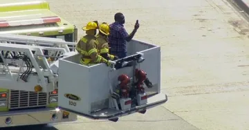 Шофьор си прави селфи, докато го измъкват от бездна (ВИДЕО)