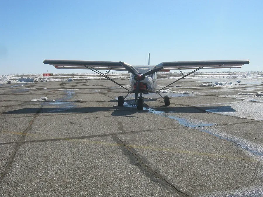 Самолет кацна аварийно на магистрала (ВИДЕО)