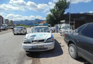 Патрулка нацели Пежо, шофьорът в спешното 