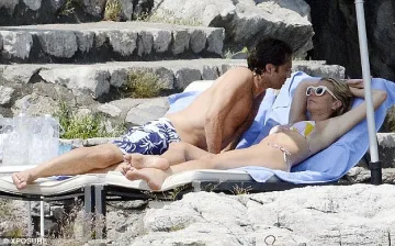 Гуинет и Брад на плаж в Италия
