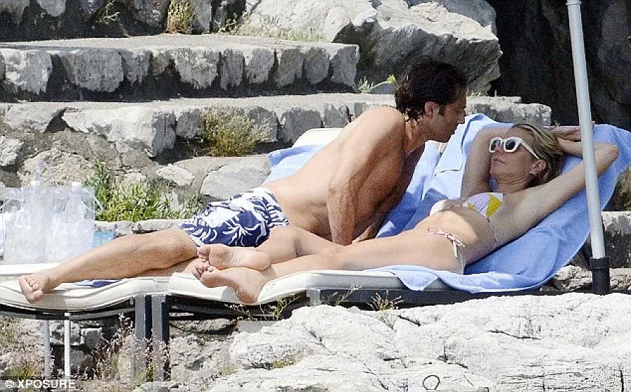 Гуинет и Брад на плаж в Италия