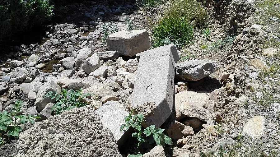 Надгробни плочи изплуваха край река в Шипка