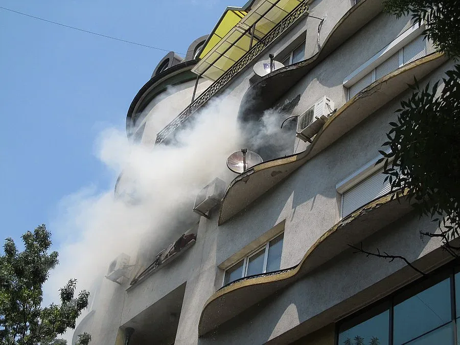 Евакуираха хора от блок в Русе заради пожар