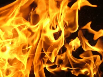 Трима евакуирани в Кърджали заради пожар, предизвикан от газов котлон