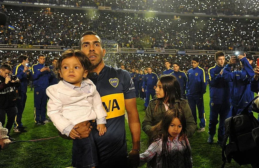 ВИДЕО: Марадона и още 40 хиляди посрещнаха Тевес в "Бока"