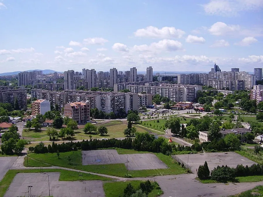 Безработен се хвърли от покрива на блок