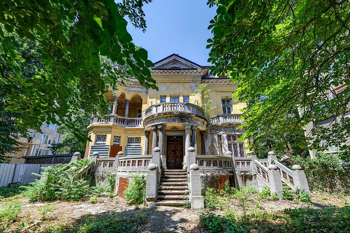 Къщата с ягодите става най-значимата сделка на жилищния пазар за годината