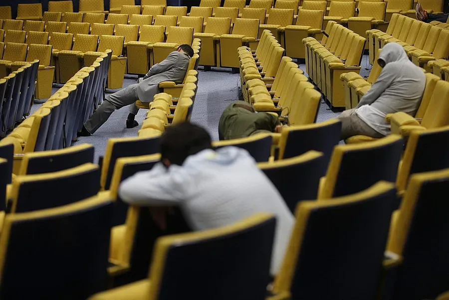 Гърция на тръни, евролидерите преговарят цяла нощ