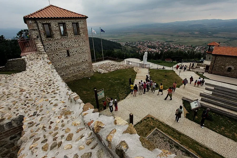 Само родни екскурзоводи ще показват чудесата ни