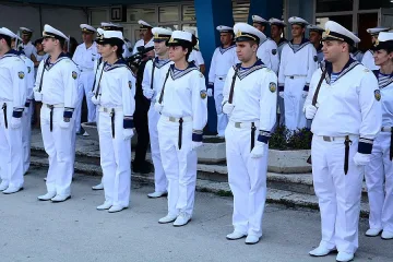 Глад за корабни офицери, дават по $1500 на "зайците"