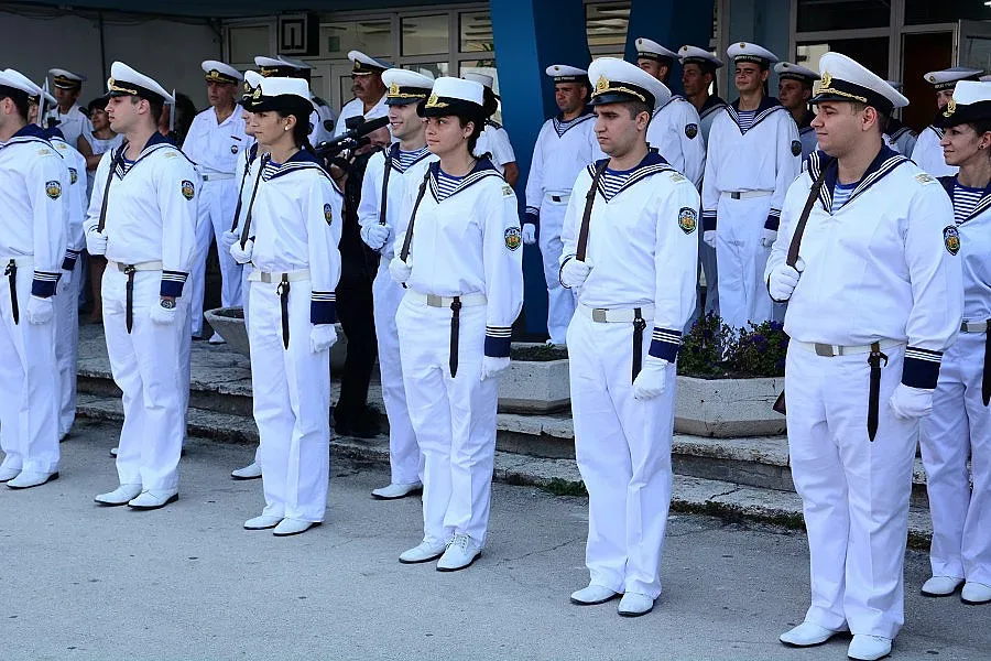 Глад за корабни офицери, дават по $1500 на "зайците"