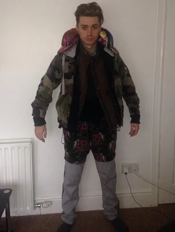 Младеж колабира в самолет, нявлякъл 12 ката дрехи