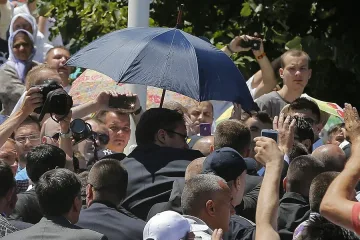 Замеряха с камъни сръбския премиер в Сребреница