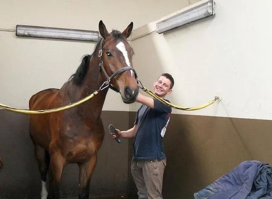 Фермер пази палката на  Йън Пейс от "Дийп Пърпъл" 