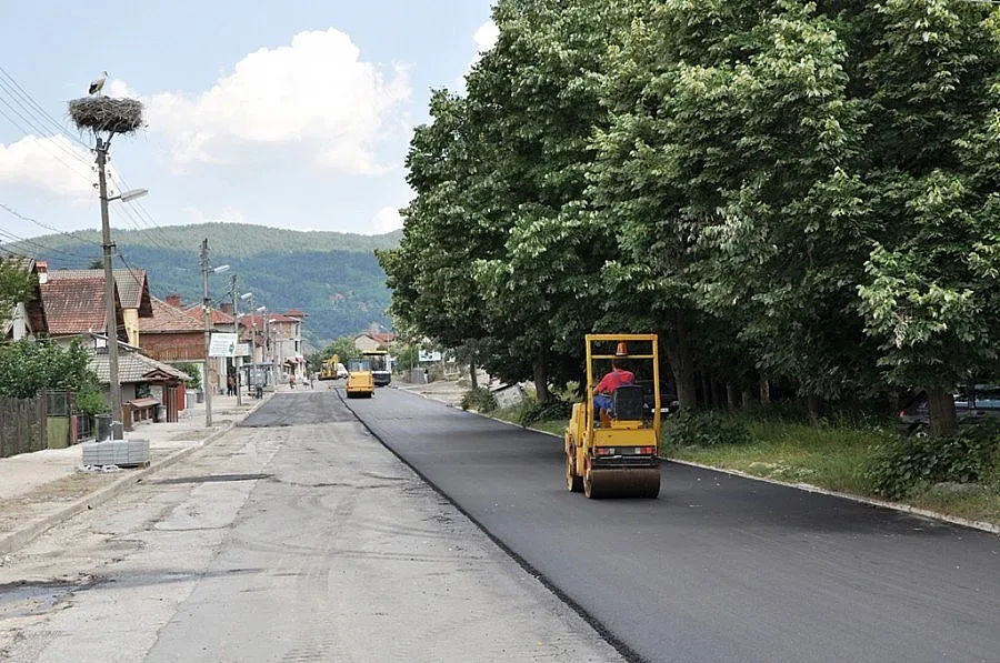Асфалтират над 17 км пътища в Разлог