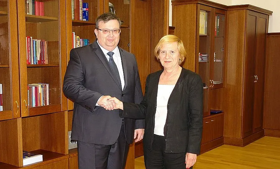 Докато САЩ благодари на Цацаров, протестъри стягат пуч