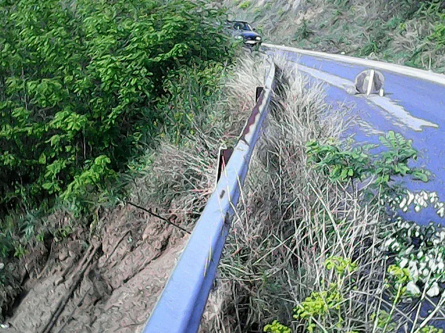 Община сама ремонтира пропаднал път