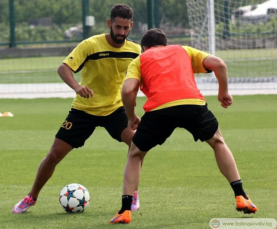 Раздадоха пачки на "канарчетата"