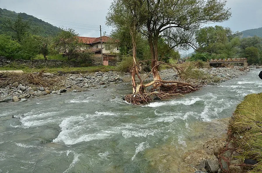 В Дълги дел от чешмите потече чиста вода