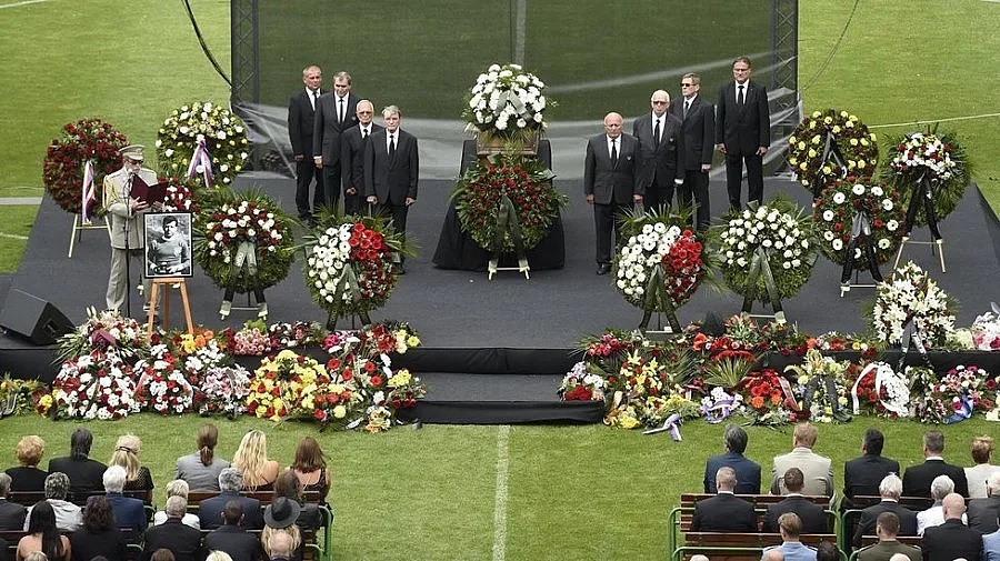 Изпратиха Масопуст с "Децата на Пирея"