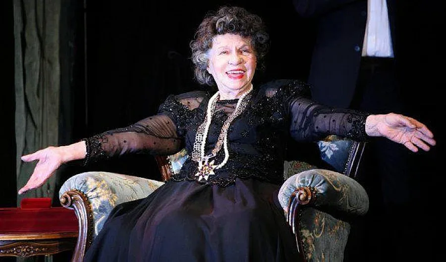 Стояна закрива сезона в "Сълза и смях"